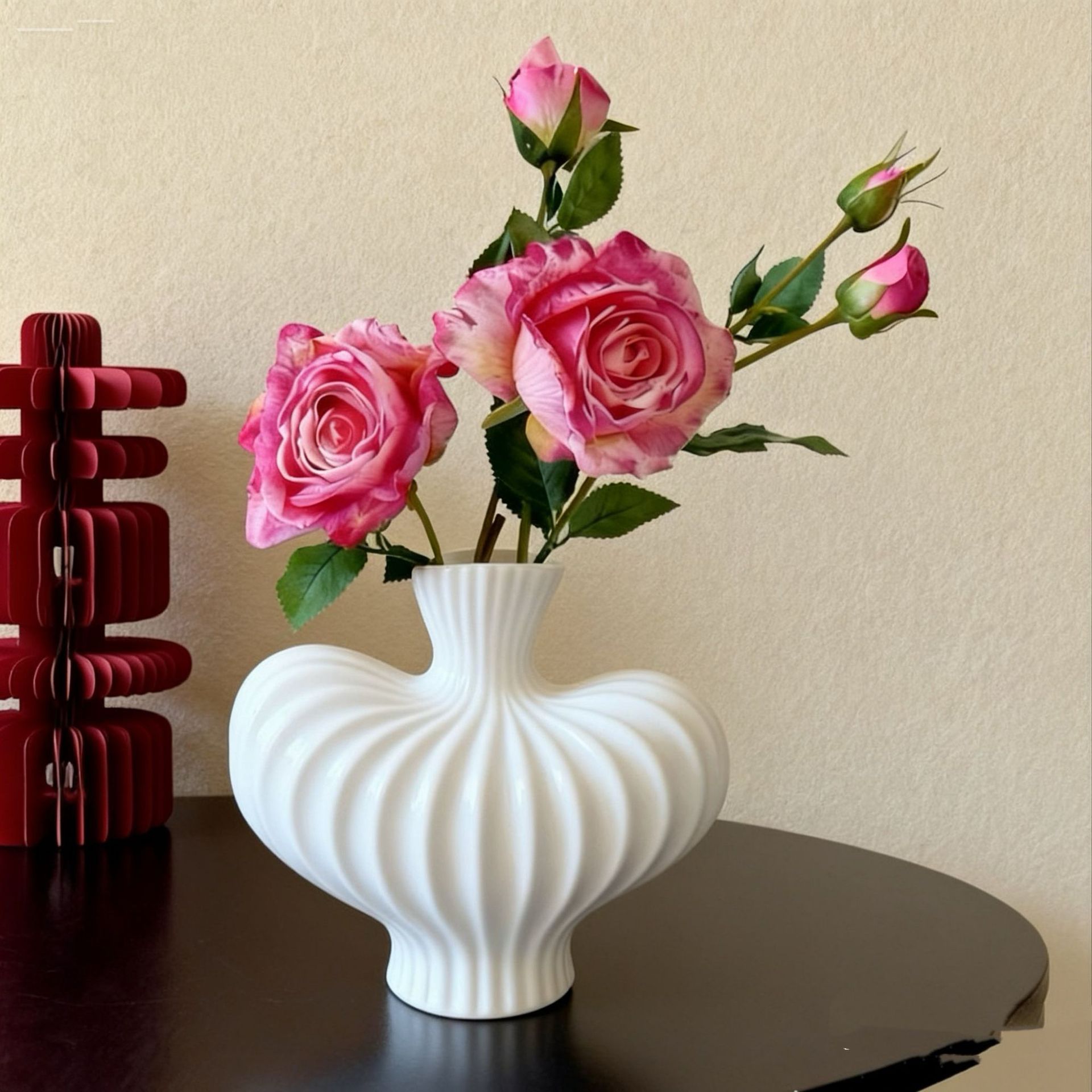 Una rosa griega en un jarrón blanco con un cuadro de rosas griegas.