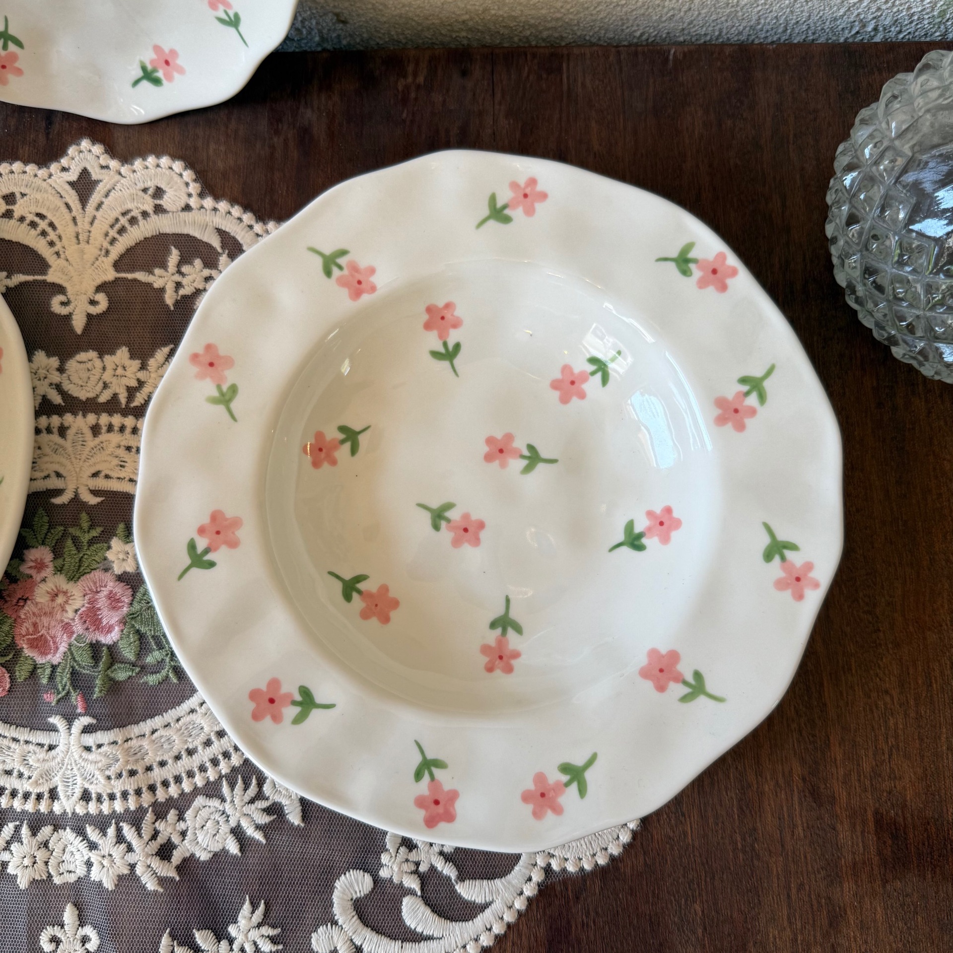 Plat creux façonné à la main - petites fleurs et feuilles vertes