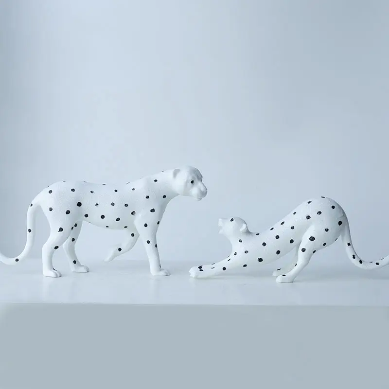 Escultura moderna de luxo em resina de leopardo com bolinhas pretas e brancas, escultura minimalista de animais para decoração de mesa e sala de estar