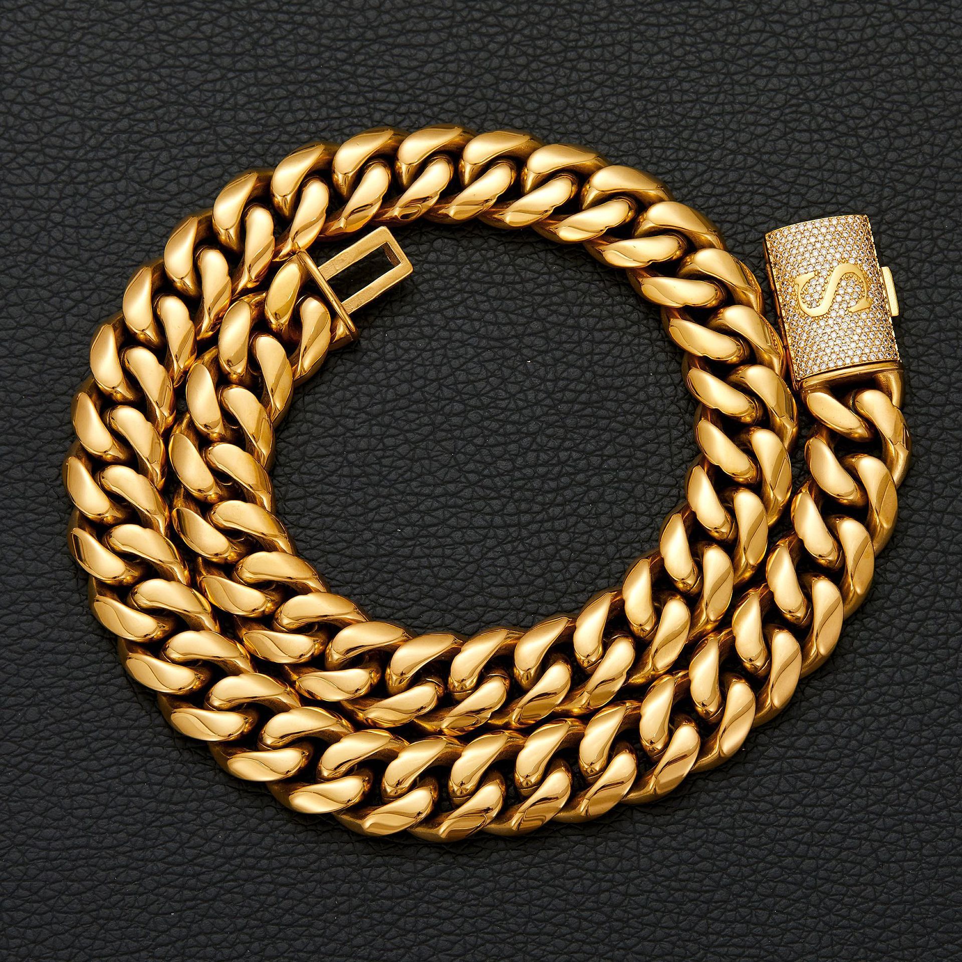 Hebilla dorada con letra S