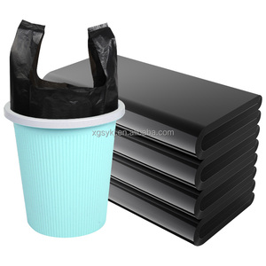 핸드 헬드가있는 맞춤형 블랙 HDPE 작은 가방. 특정 요구 사항에 맞게. 위생 및 효율성 보장