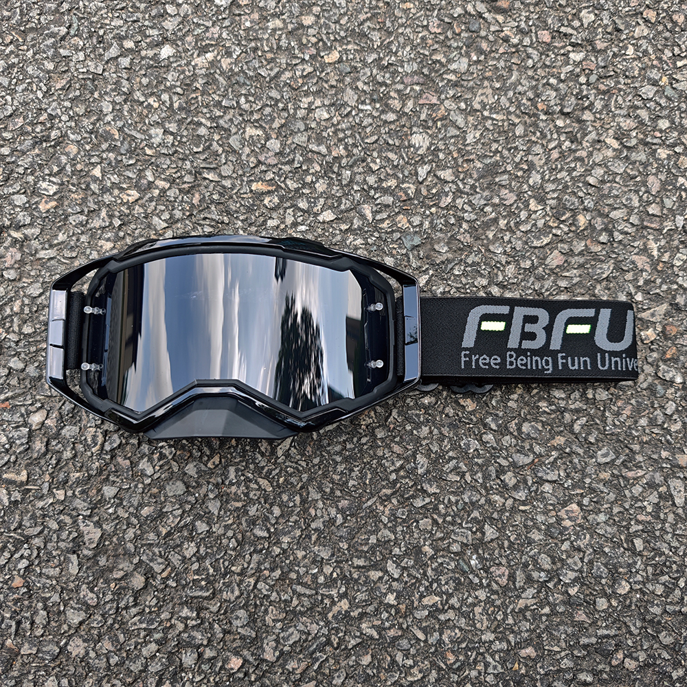 Lunettes noires à monture noire