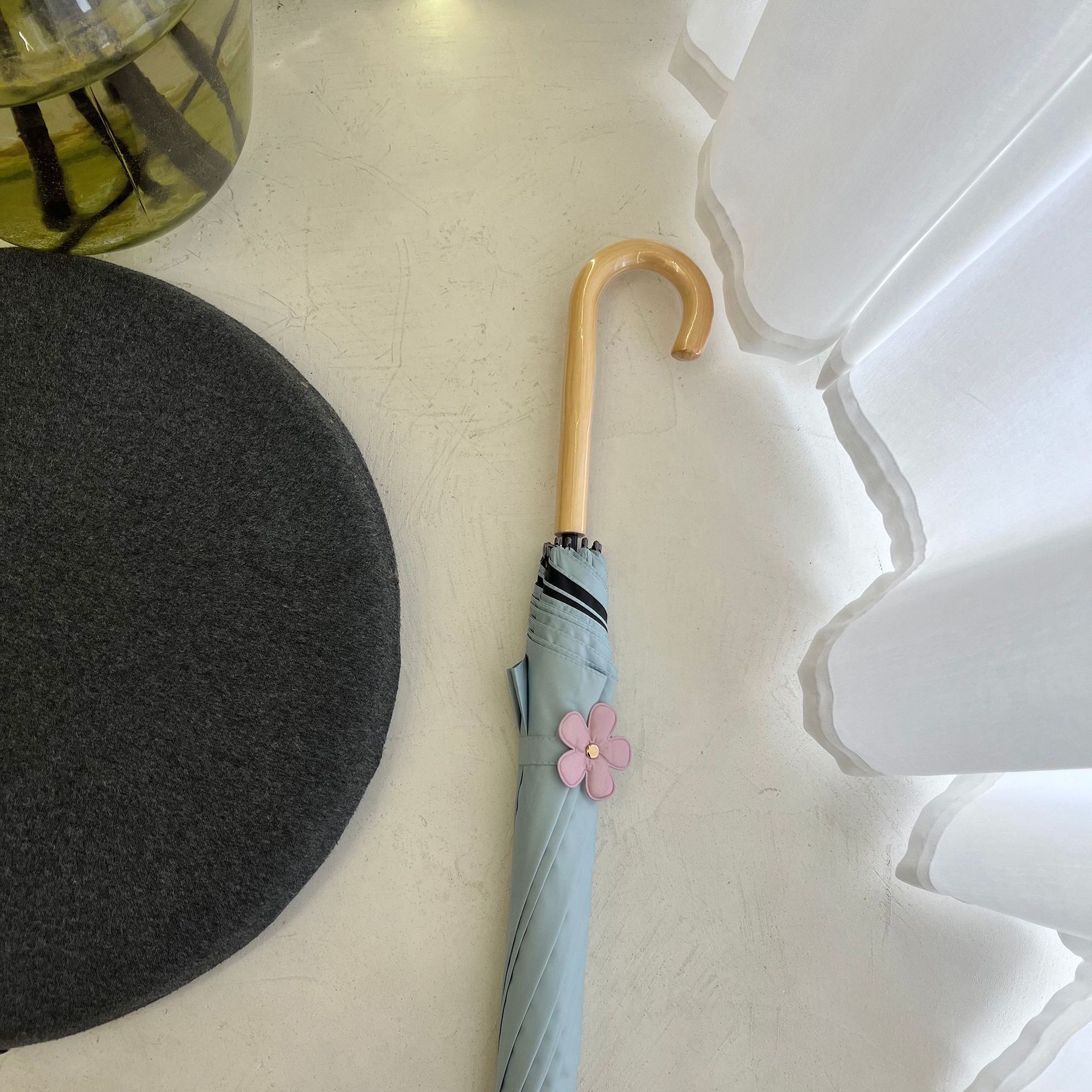 Parapluie droit en vinyle, forme de bourgeon, vert eucalyptus.