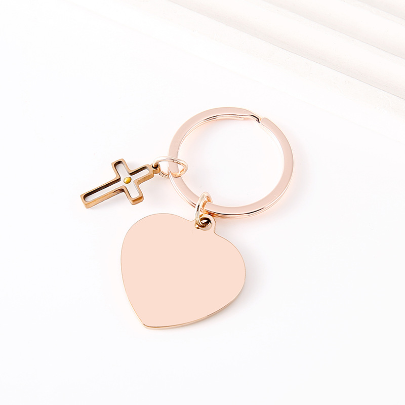 Llavero de colza con cruz en forma de corazón de oro rosa