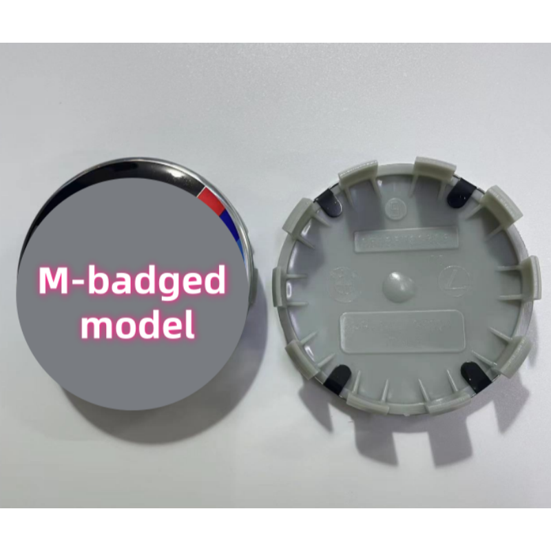 Modelo con insignia M