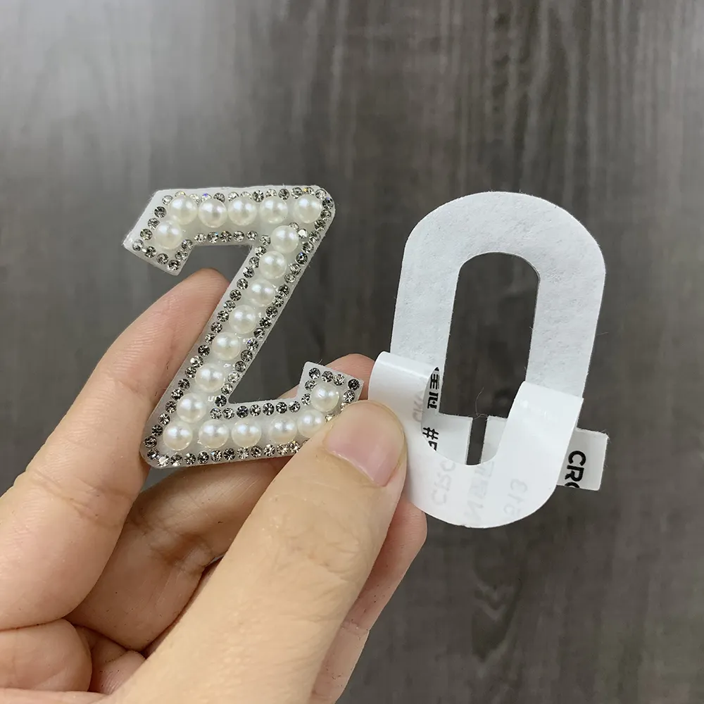 Nuovo di alta qualità 4.5CM alfabeto cristallo Applique diamante lettere colorate Stick On Party patch autoadesive con strass di perle