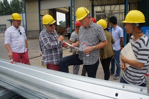 Snelweg Fabriek Wholesale Prijs Hoge Kwaliteit Gegalvaniseerd W-Beam Guard Rail Verkeersbarrières Veiligheidshek Voor Wegbescherming - Product Image 5