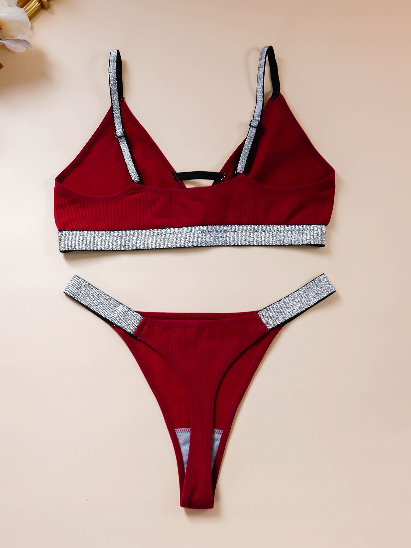 สีแดงสด