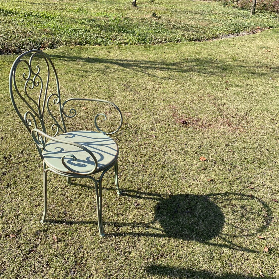 Style A, chaise verte en détresse