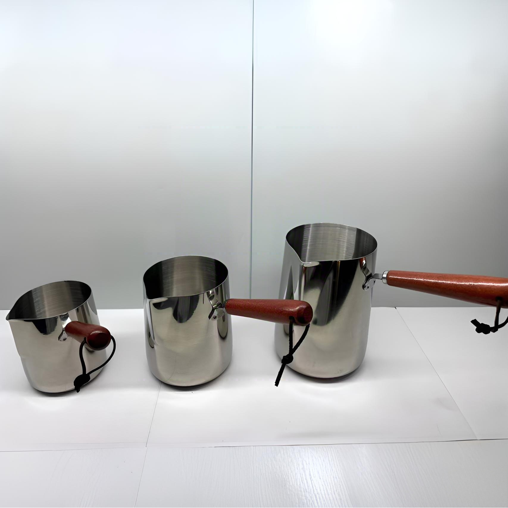 Tasse à lait avec manche en bois (surface lisse) argent