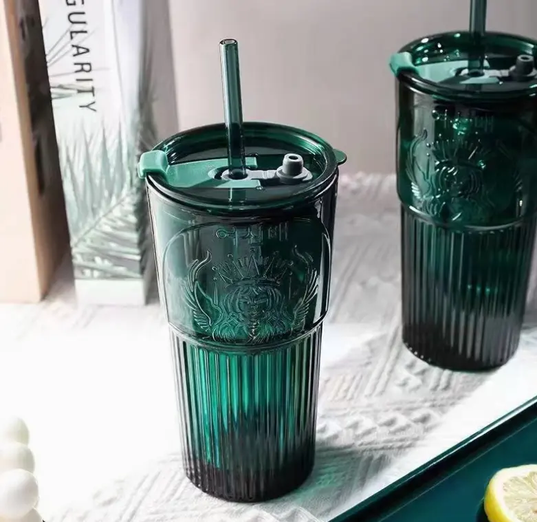 도매 커피 짙은 녹색 늑골이있는 물 유리 텀블러 컵 뚜껑 빨대 사용자 정의 로고 주스 컵
