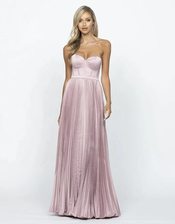 Este vestido elegante puxa você na cintura e tem um corvo de fluxo fazê-lo o vestido perfeito para dançar