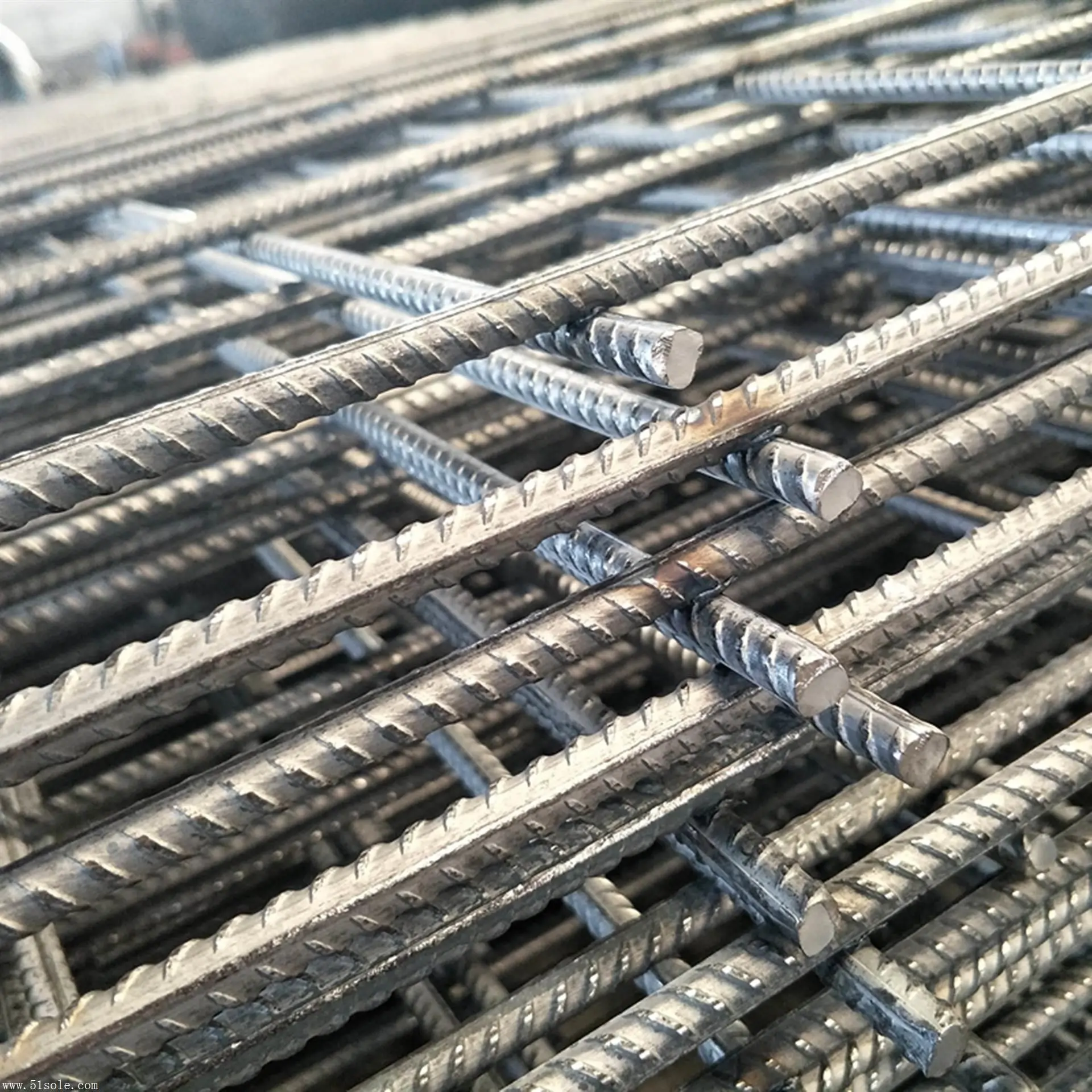 Pabrik Tiongkok langsung mengirim bahan konstruksi baja antikarat panel jaring kawat lasan panel jala penguat