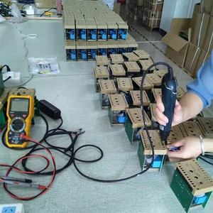 Bobina de bucle magnético industrial de alta velocidad Detector de vehículos de doble canal de conteo inalámbrico para control de acceso con 4 salidas de relé