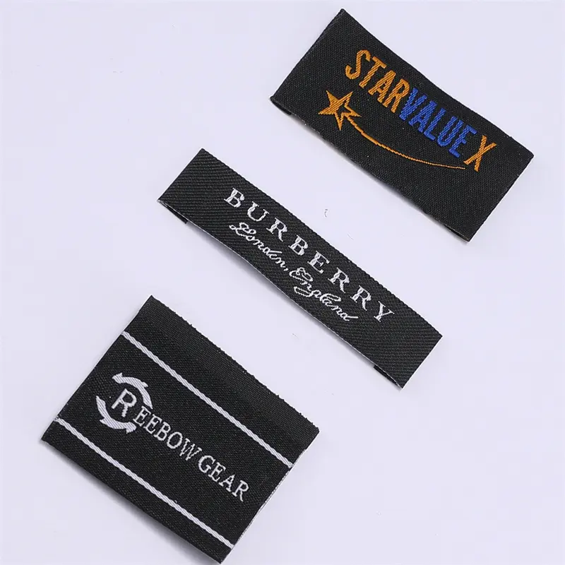 Etichette tessute personalizzate ad alta densità etichette di marca di indumento piegate e etichette in tessuto Logo per accessori di abbigliamento
