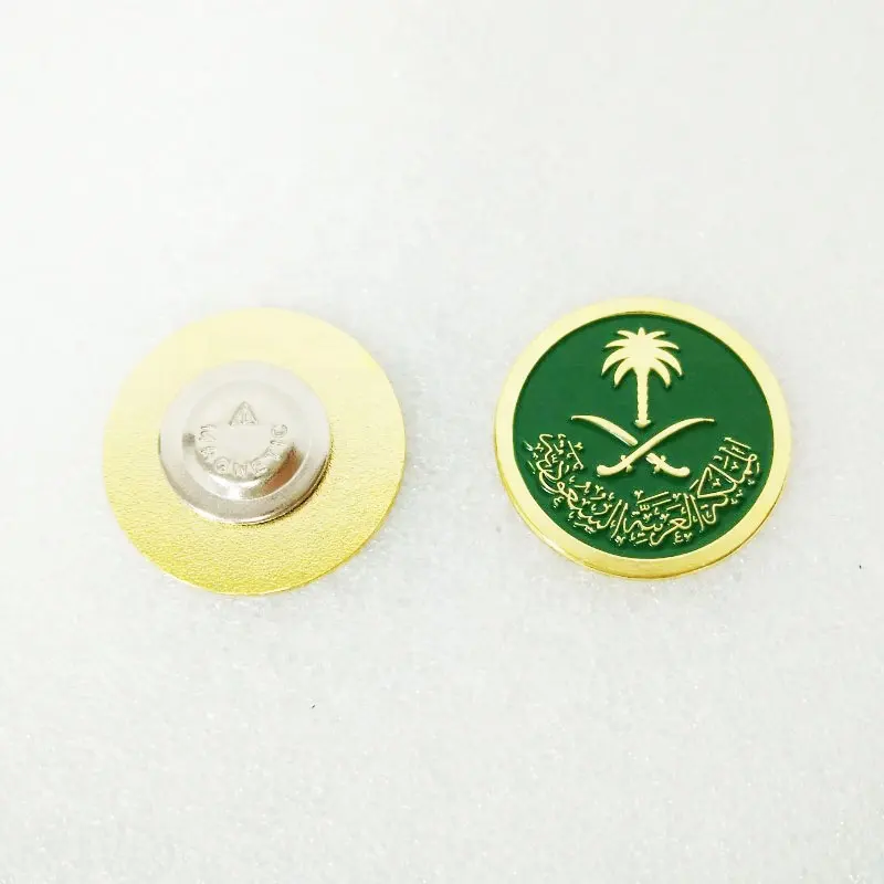 Hot hadiah Hari Nasional Saudi logam besi cap emas berlapis enamel mantel magnetik pin lencana bros dalam bentuk lingkaran