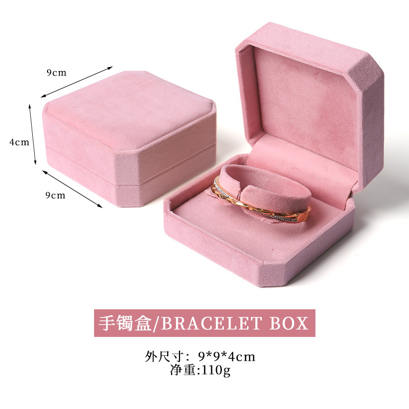 Caja para brazalete color rosa millennial