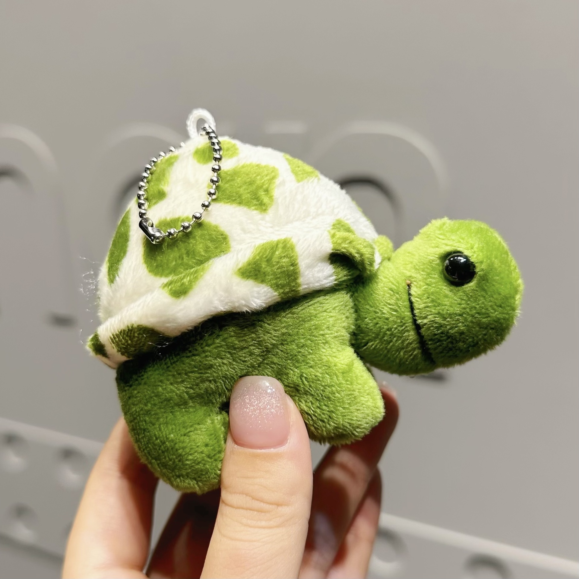 Tortuga de peluche - cadena plateada con puntos y cuerpo y puntos verdes