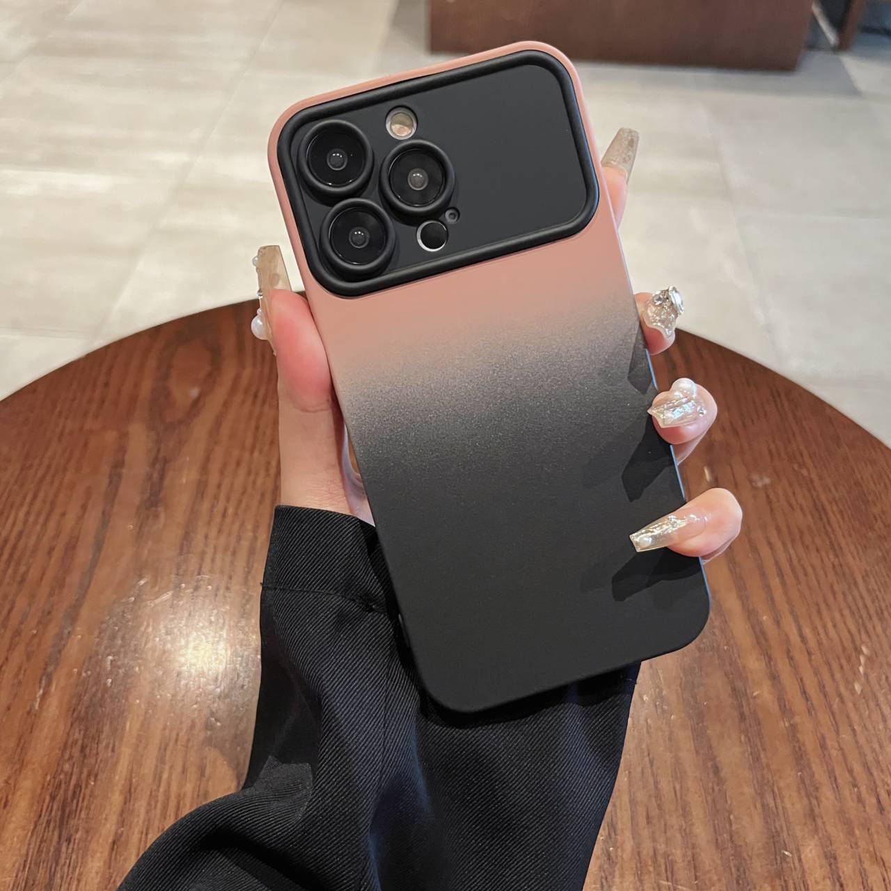 สีชมพูและสีดำ