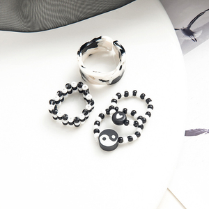 女性用4ピースレトロ黒と白のコントラストカラーミレットビーズリング陰陽ゴシップアクリル樹脂リング