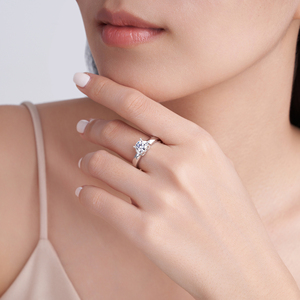 خاتم خطوبة نسائي من الموسانيت بوزن 0.98 قيراط، فضة استرلينية عيار 925، تصميم كلاسيكي بأربعة مخالب، مطلي بالروديوم والذهب عيار 14 قيراط، رومانسي ومعتمد من GRA - Product Image 6