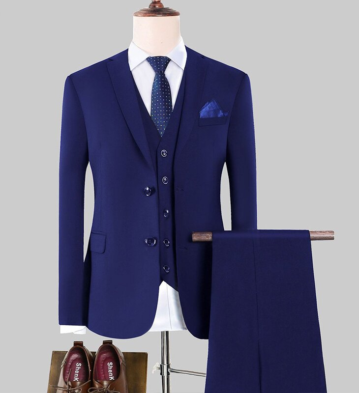 Ensemble bleu marine : veste, gilet, pantalon et chemise à 2 boucles.