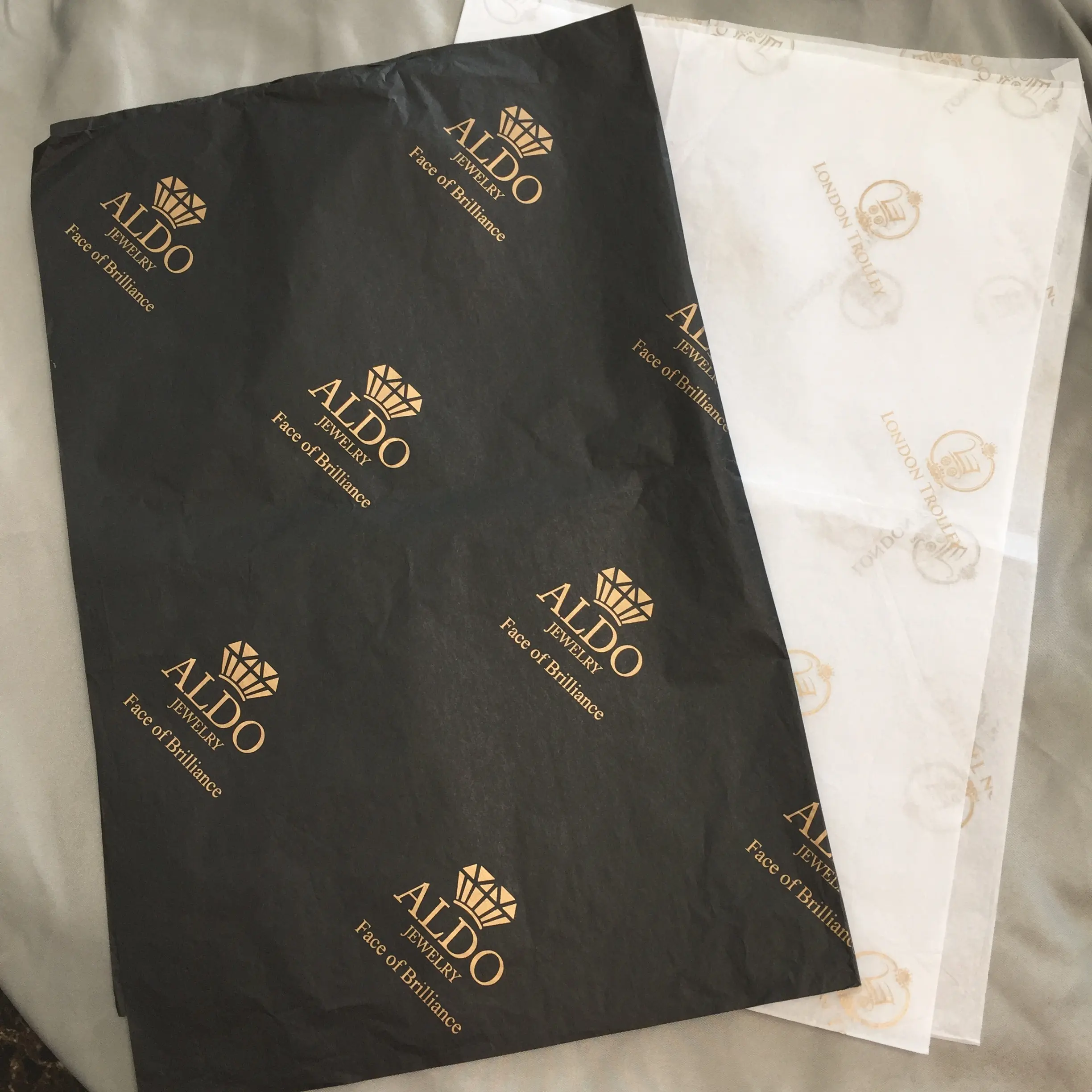 CUSTOM WRAPPING PAPER ZUM VERPACKEN VON GEWEBPAPIER SCHWARZE UND WEISSE FARBE MIT IHREM LOGO