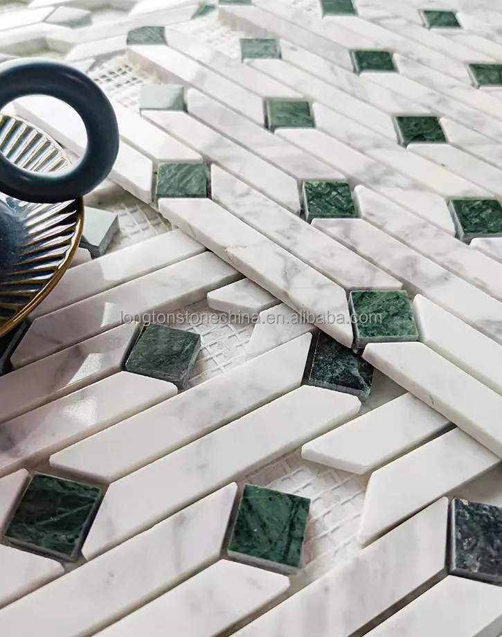 Carrara White mix punti verde scuro mosaico di marmo prezzo lucido striscia montata su rete piastrelle a mosaico in pietra a forma di mattone bagno