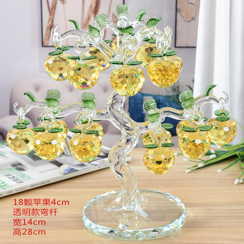 18 pommiers suspendus, entièrement jaunes.