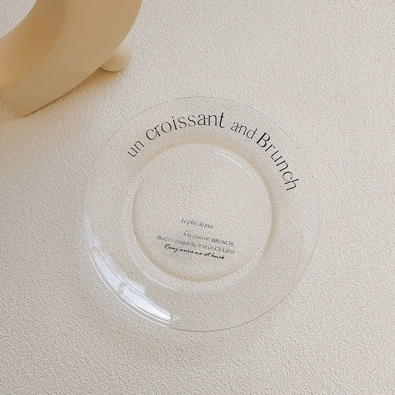 Une assiette en verre à lettres noires
