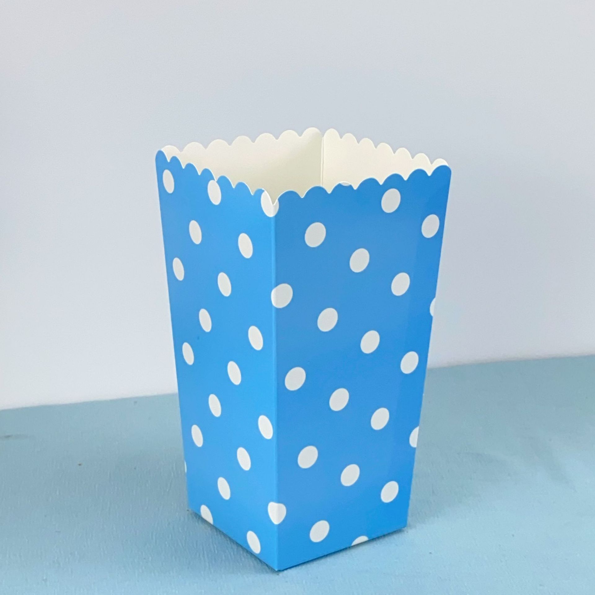 trompette à pois bleus-5x7x12cm-250g carton blanc