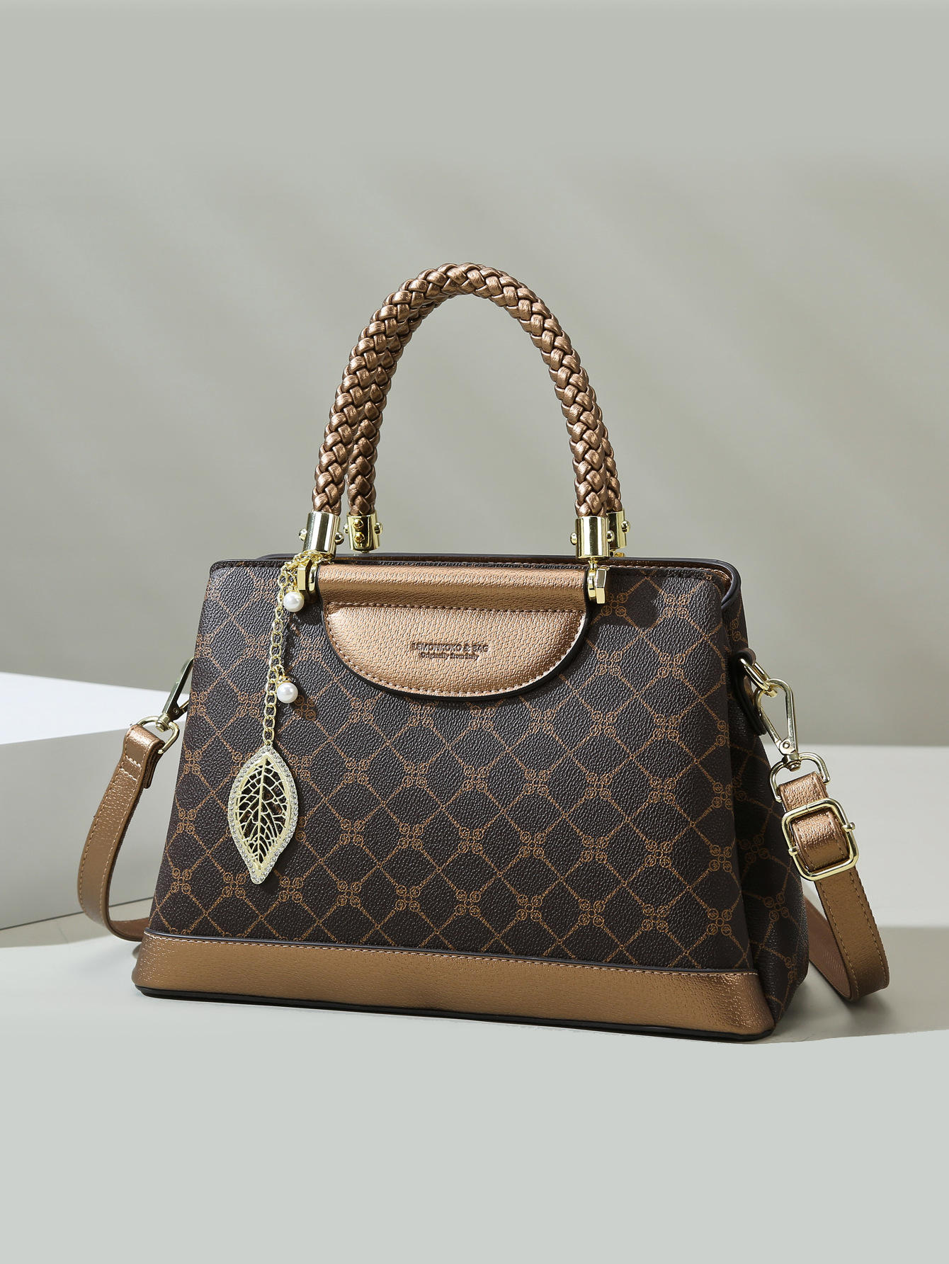 น้ำตาลอ่อน