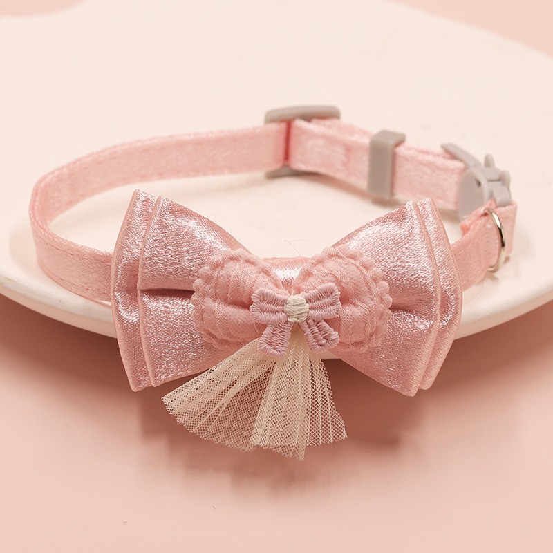 Nœud papillon en dentelle rose