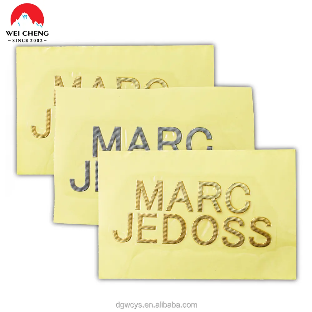 Design personalizzato lettere dorate etichetta di marca in rilievo ad alta frequenza 3D metallo TPU Logo ferro a trasferimento termico su etichette per abbigliamento