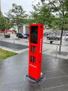 21.5-Inch Screen Advertising Kiosk Phone Charging Station with Power Bank Sharing <strong>Function</strong> for Restaurant Use - Product Image 3