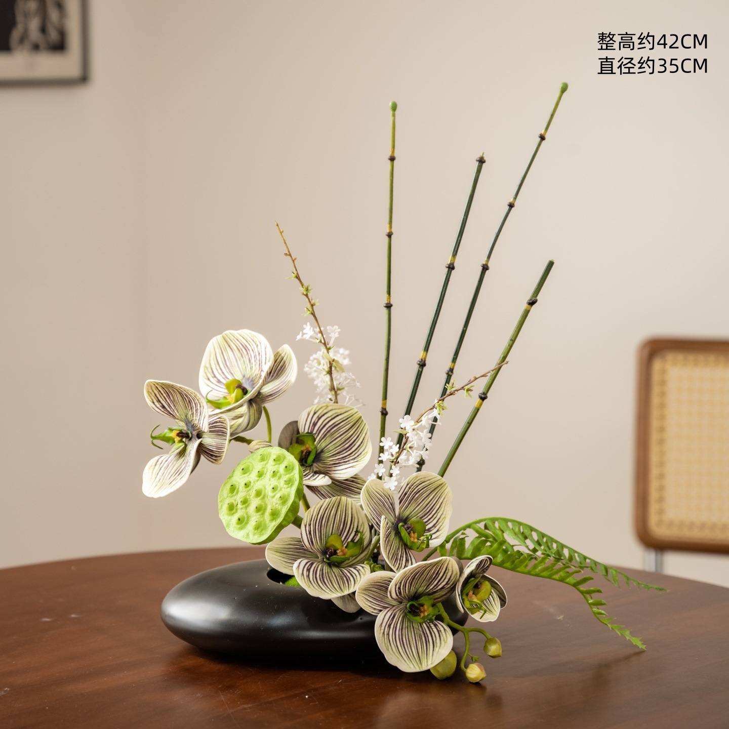 Bambú verde y orquídea apartada
