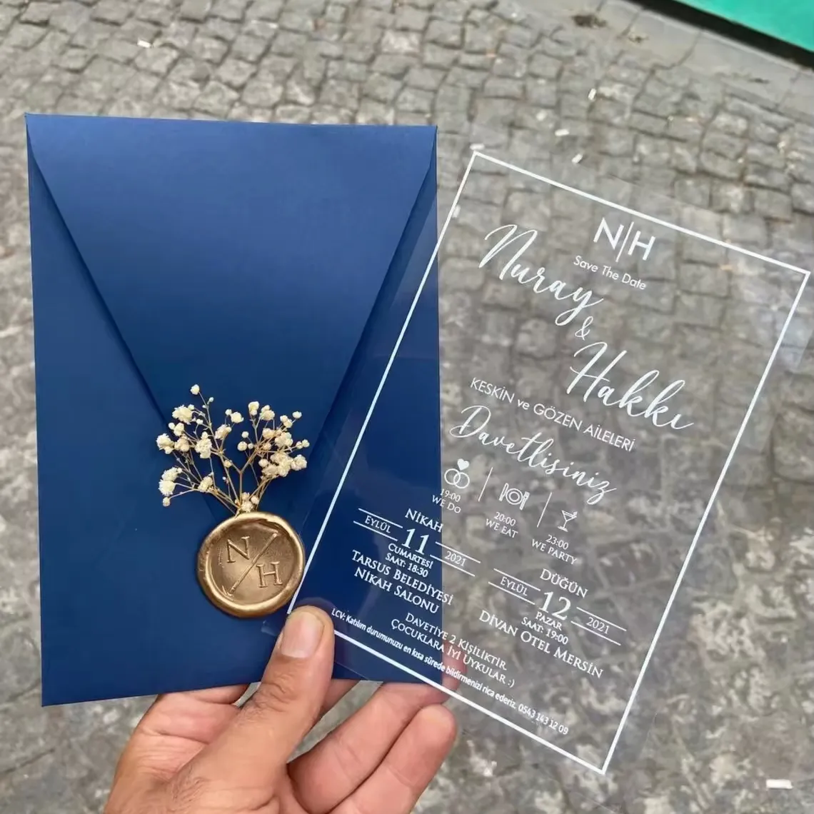 Envelope de cartão de convite de casamento em acrílico floral azul com selo de cera e flores secas