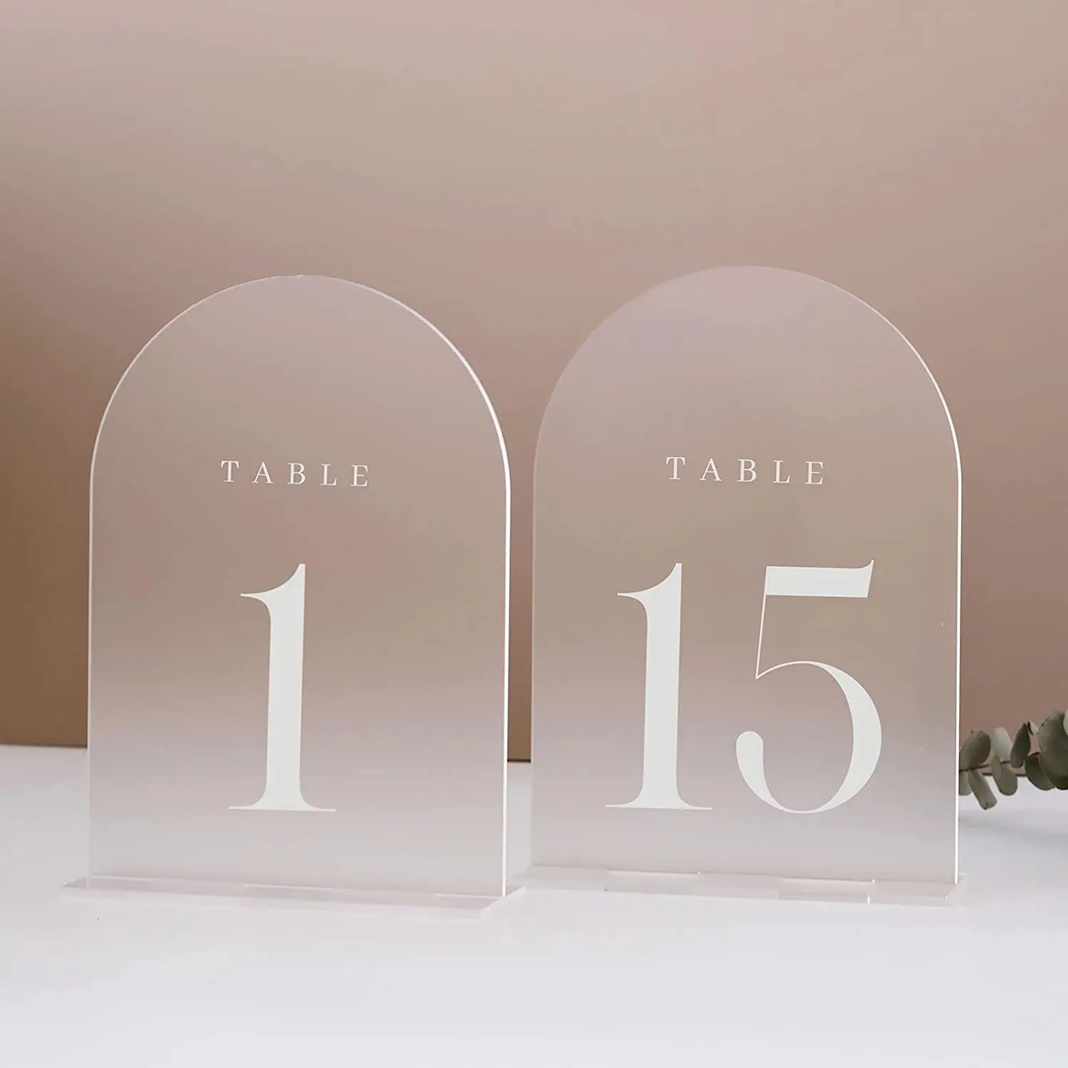 Yongli vente chaude réception de mariage givré populaire arc givré décoration de numéros de table acrylique