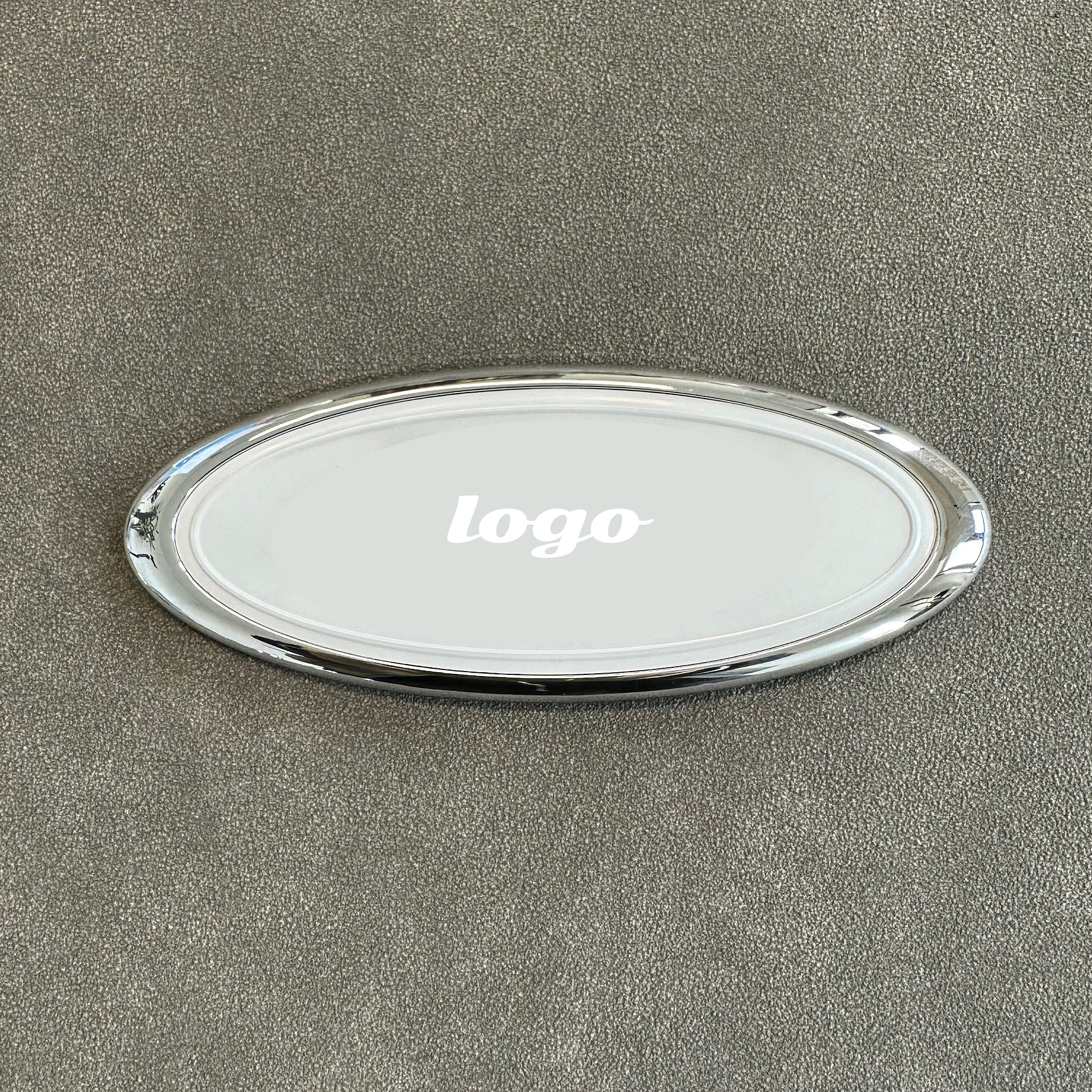 Insignia blanca + logo plateado