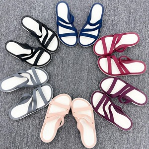Kadınlar için 2024 yaz Trendy kore tarzı plaj sandaletleri yumuşak PVC astarı renk eşleştirme kalın alt terlik - Product Image 3