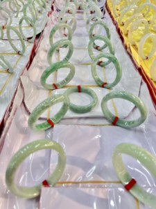 กำไลข้อมือหยกแท้สีเขียวเข้มกำไลหยกธรรมชาติสำหรับเป็นของขวัญสำหรับผู้หญิง - Product Image 5