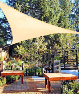 Velas de sombra triangulares de material PE, protección UV e impermeable para uso en patios al aire libre - Product Image 2