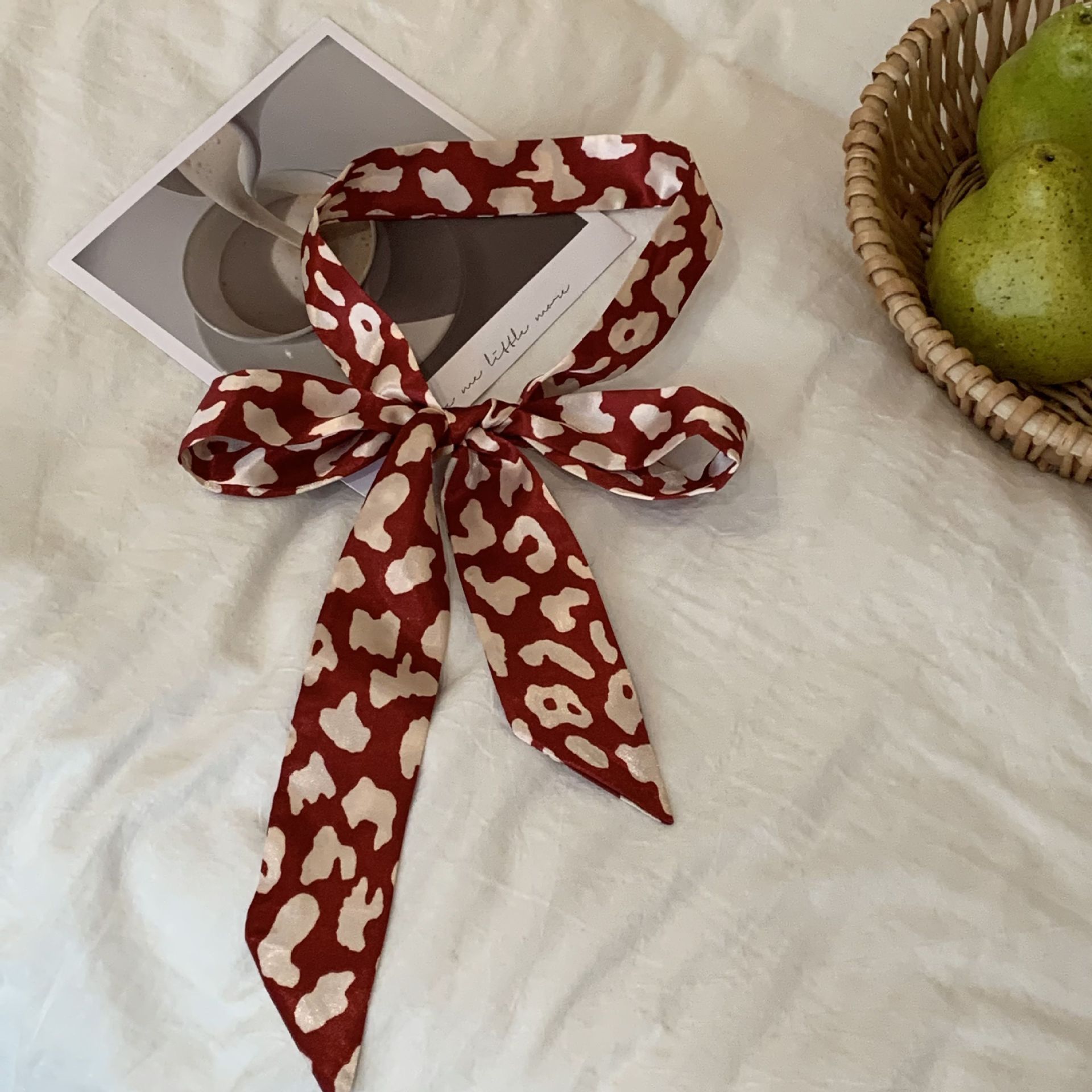 Gran estampado de leopardo con fondo rojo