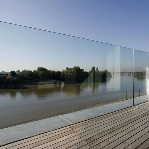 Conception moderne de balustrade de balcon en aluminium U canal balustrade en verre sans cadre