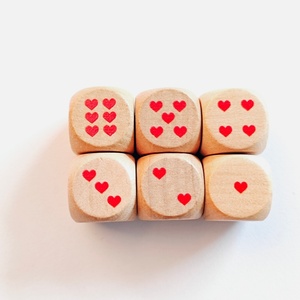 Nhà Máy Giá Bán Buôn Cá Nhân Bằng Gỗ Xúc Xắc Tùy Chỉnh 20Mm Trò Chơi Xúc Xắc Trái Tim Tự Nhiên In Điểm Hội Đồng Quản Trị Trò Chơi Jaywooden CE - Product Image 3