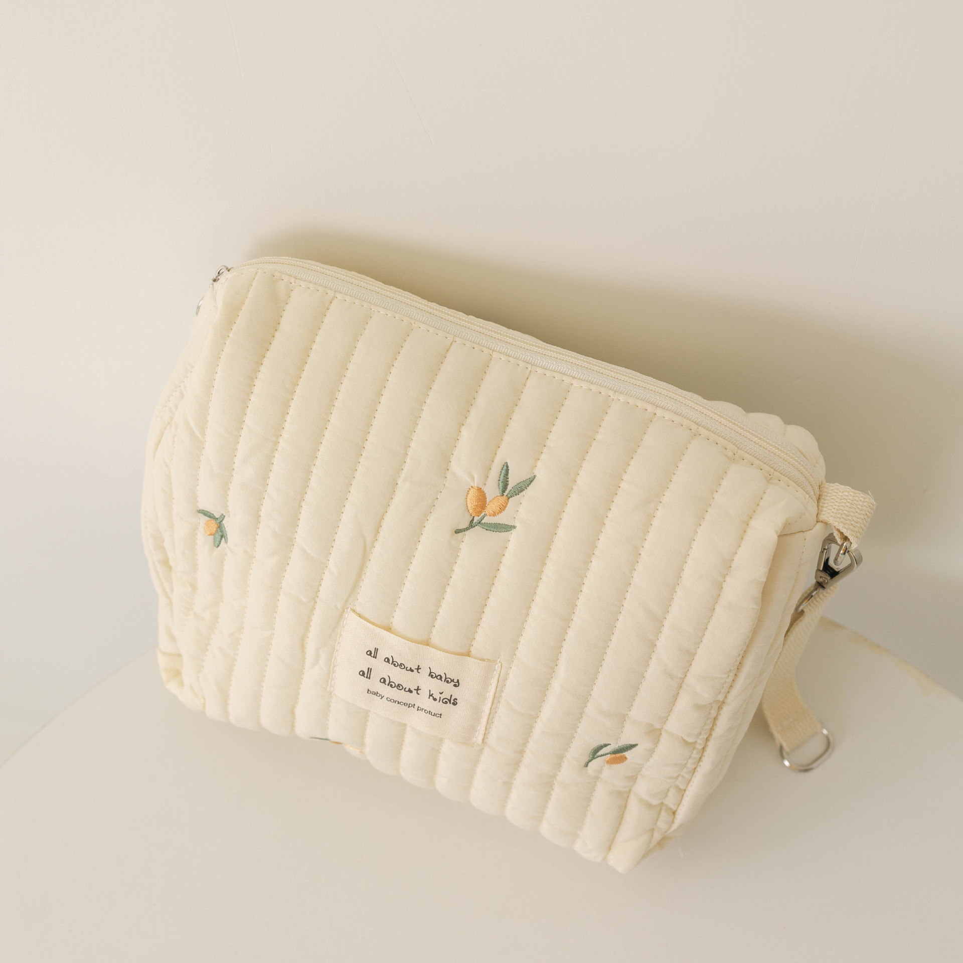 Sac momie blanc à un bouton, couleur olive.
