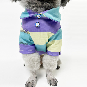 犬と猫のための高品質の春と秋の服、夏のペットのためのファッショナブルなストライプのプードルの服装、犬のポロシャツ。