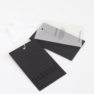 Etiquetas colgantes de papel en relieve de lujo reciclables personalizadas con diseño de U-Meking, etiqueta colgante con impresión UV negra Premium, etiqueta oscilante con cuerda - Product Image 5