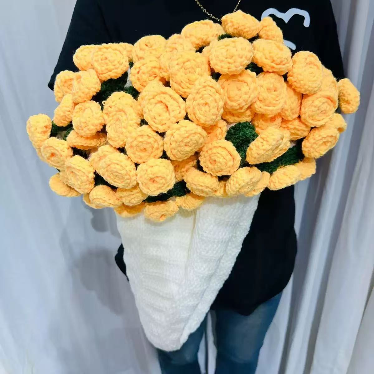 Couverture blanche à motif de roses jaunes.
