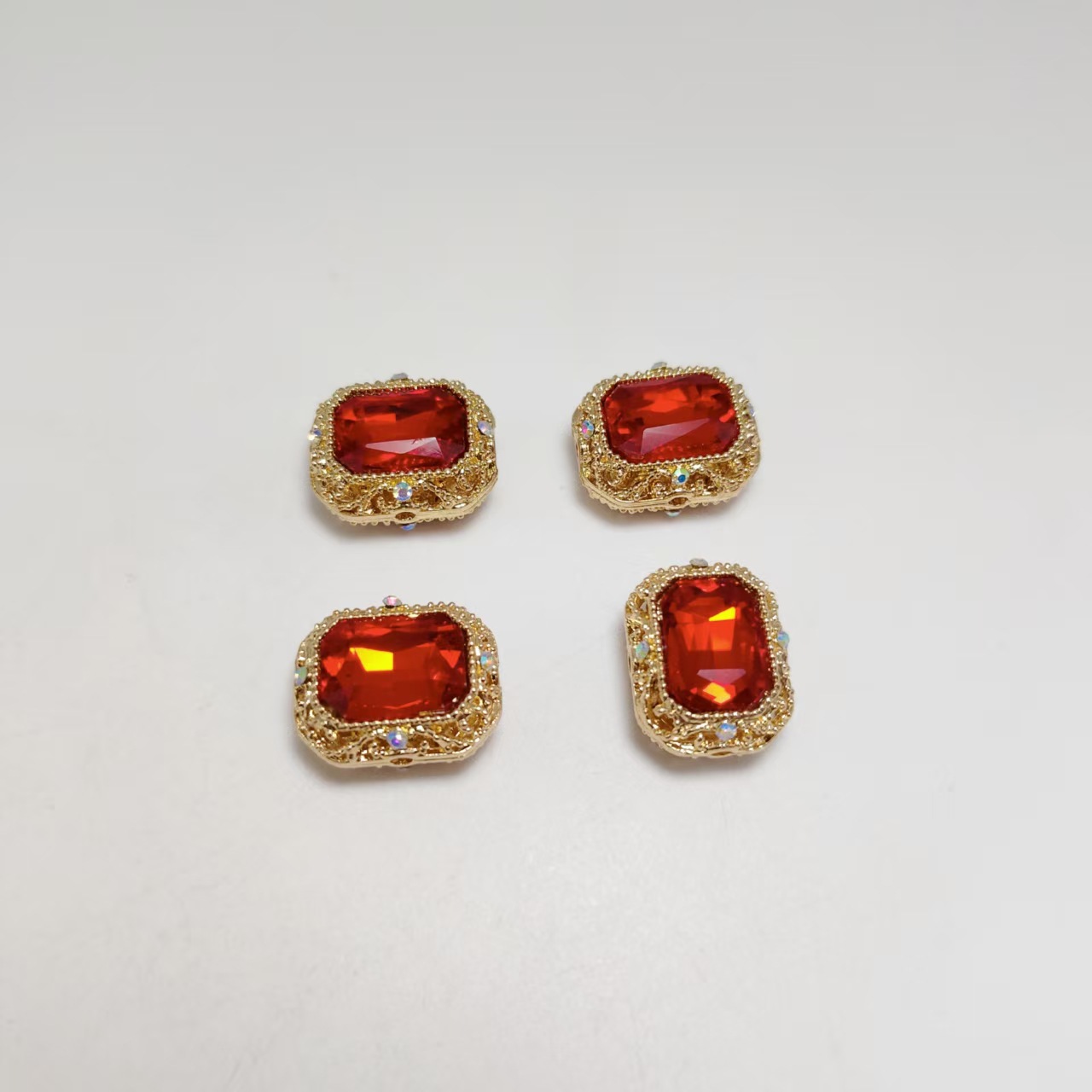 Diamante rojo chapado en oro